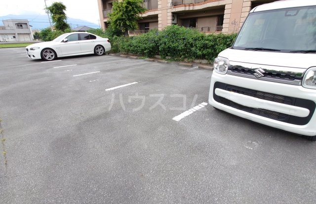 27/30 駐車場