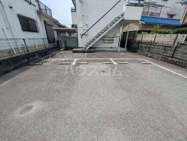 27/30 駐車場