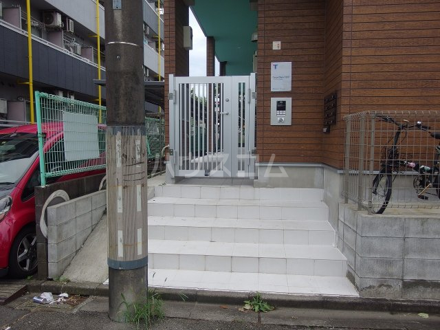 26/30 エントランス