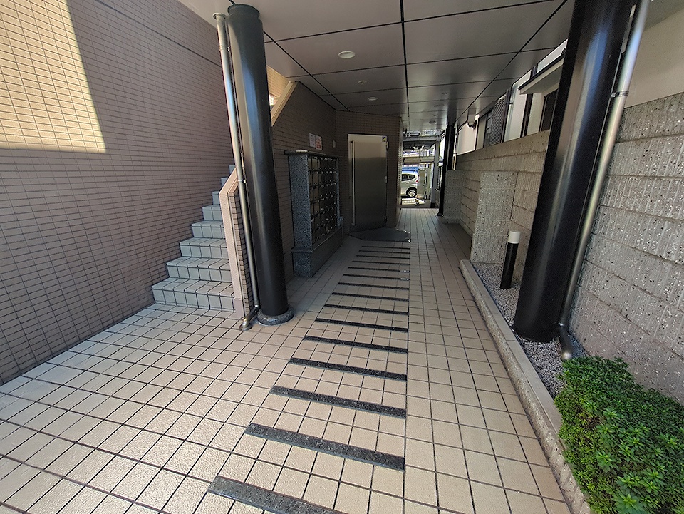25/30 エントランス