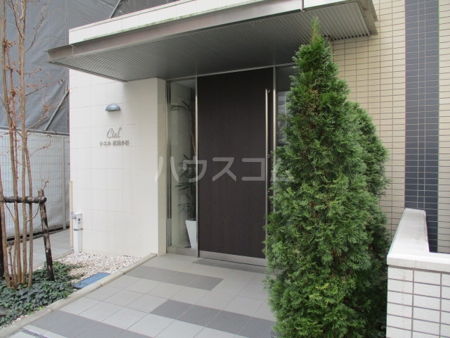 21/30 エントランス