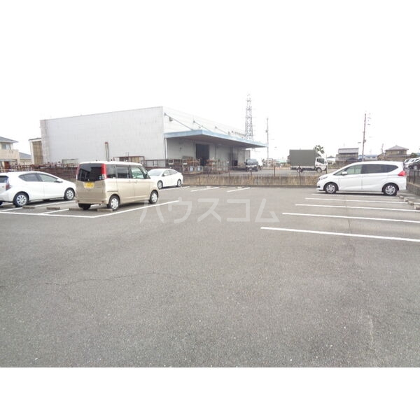 18/28 駐車場