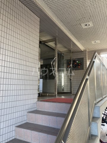 24/30 エントランス
