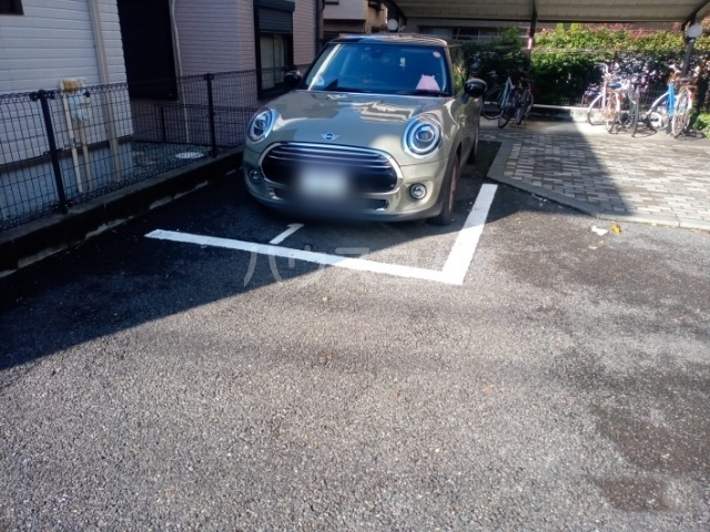 18/27 駐車場