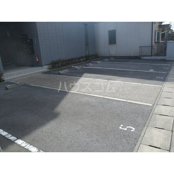16/18 駐車場