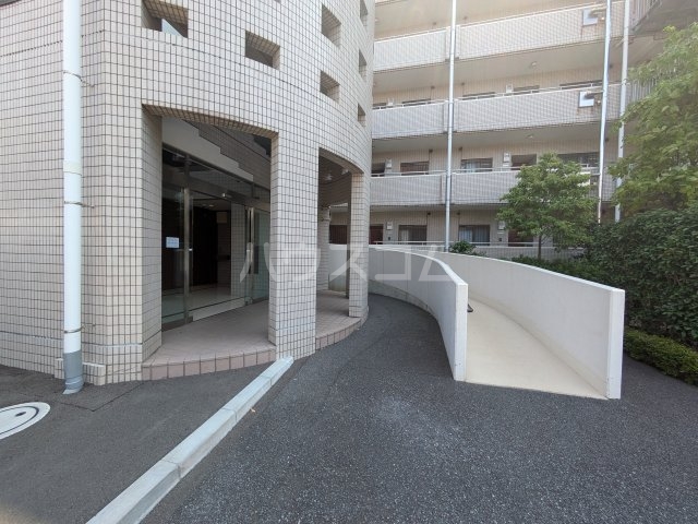24/30 エントランス