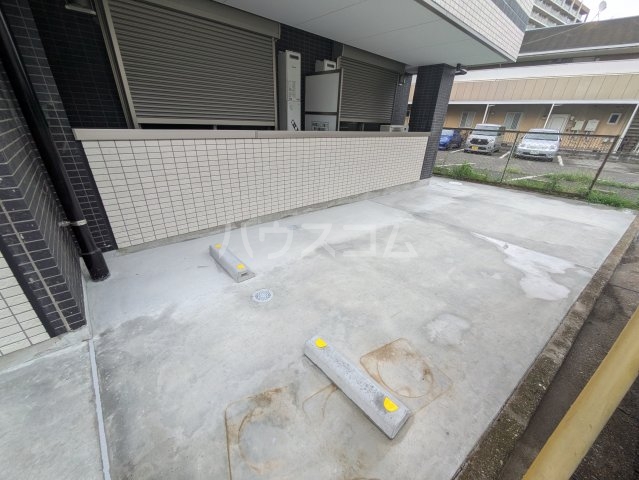 27/30 駐車場