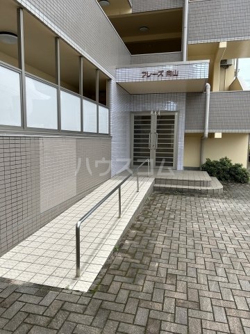 22/26 エントランス