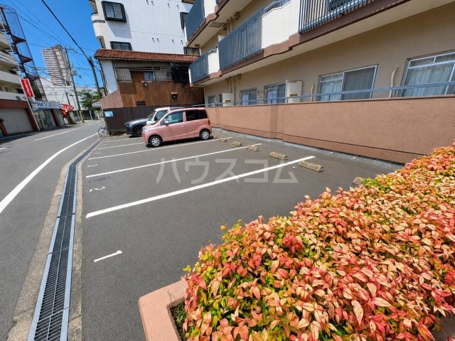 27/30 駐車場