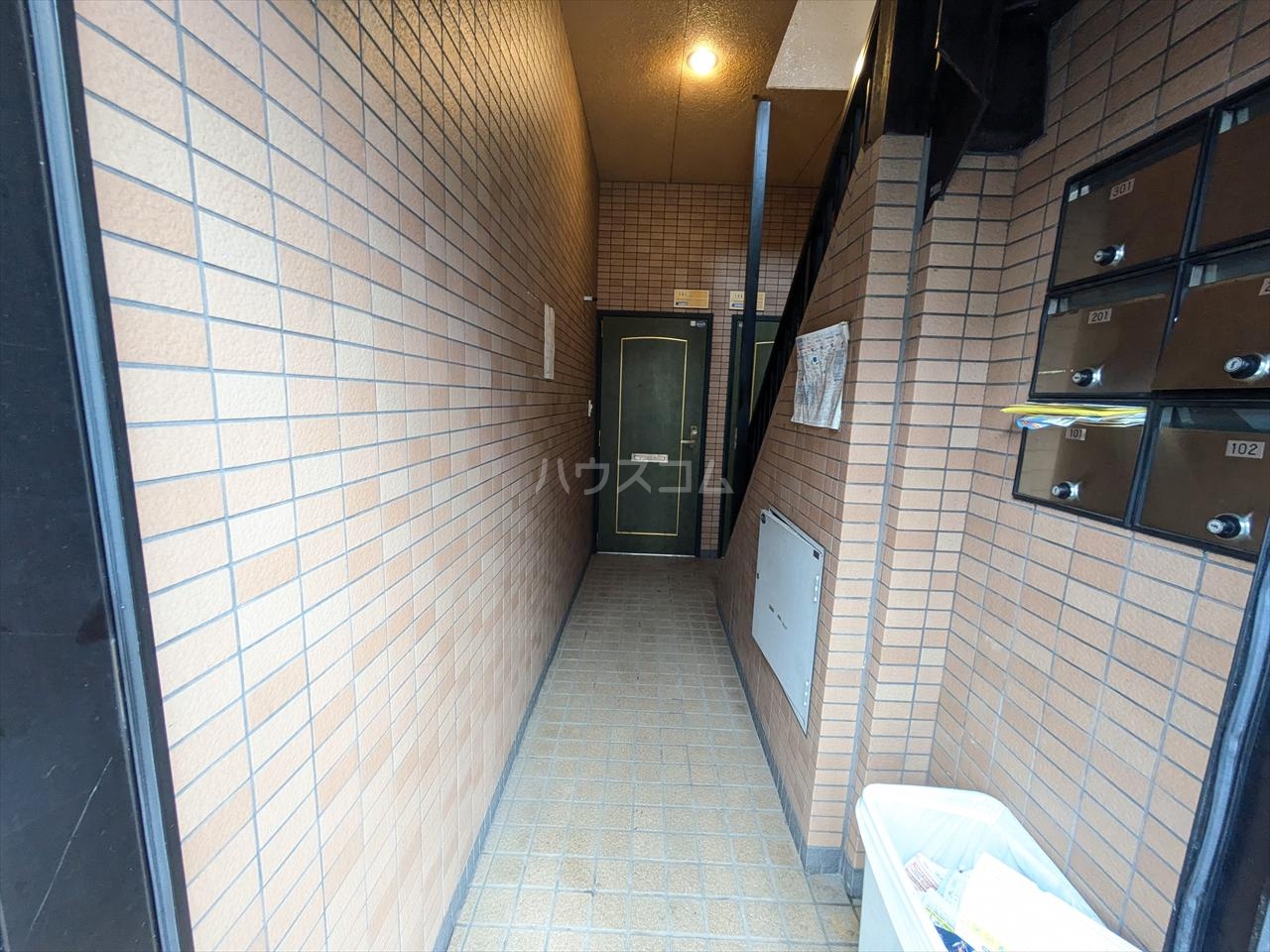 27/30 エントランス