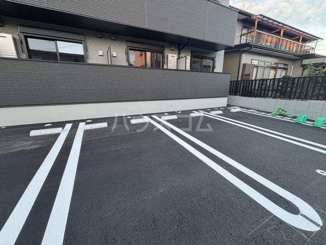 18/27 駐車場