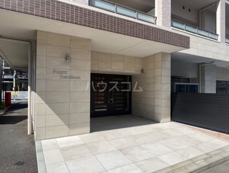 23/27 エントランス