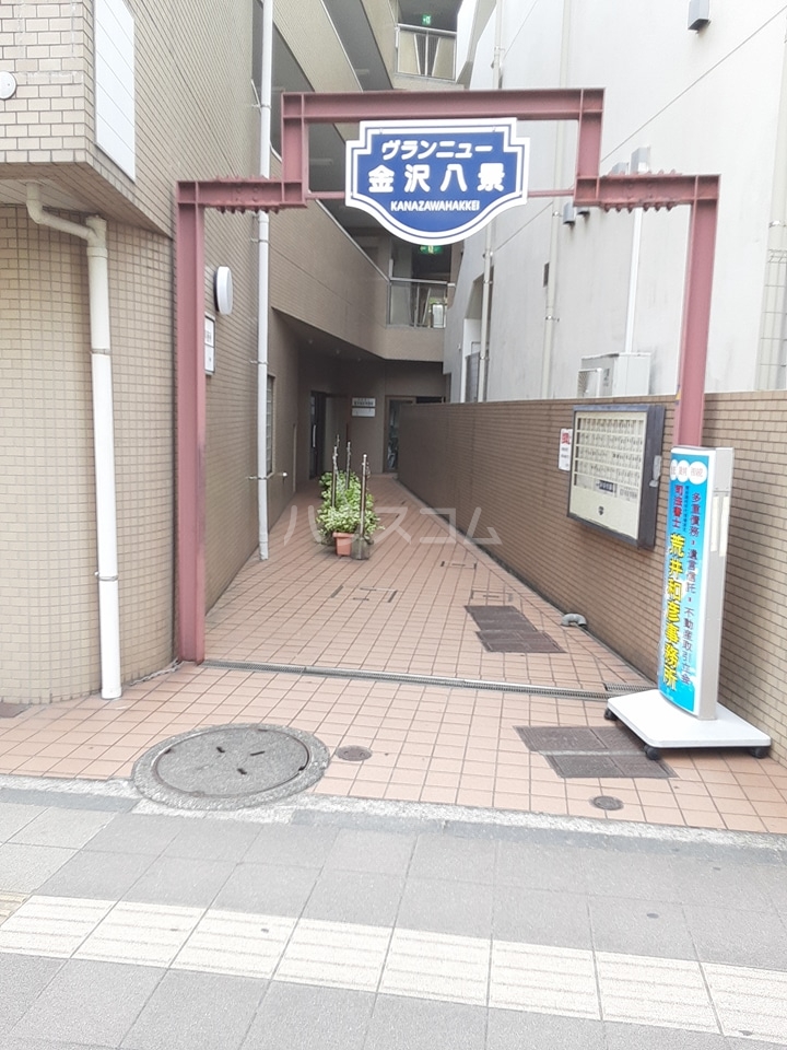 22/28 エントランス