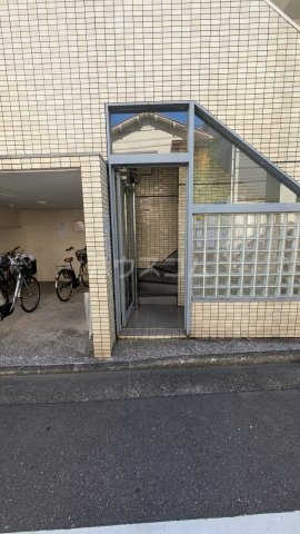 18/25 エントランス