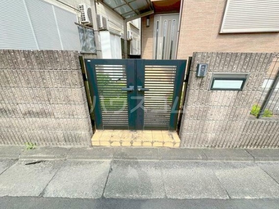 24/30 エントランス