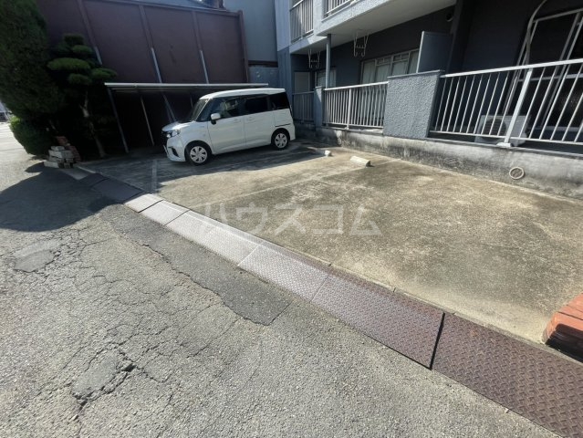 22/30 駐車場