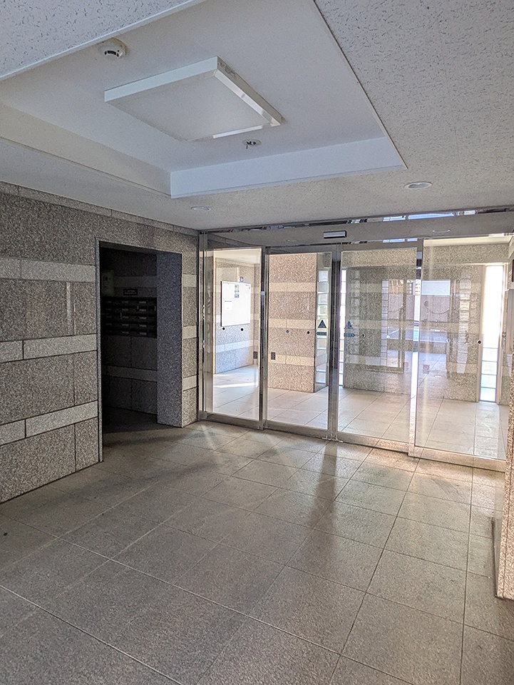 22/27 エントランス