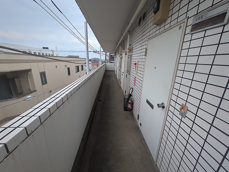 23/30 エントランス