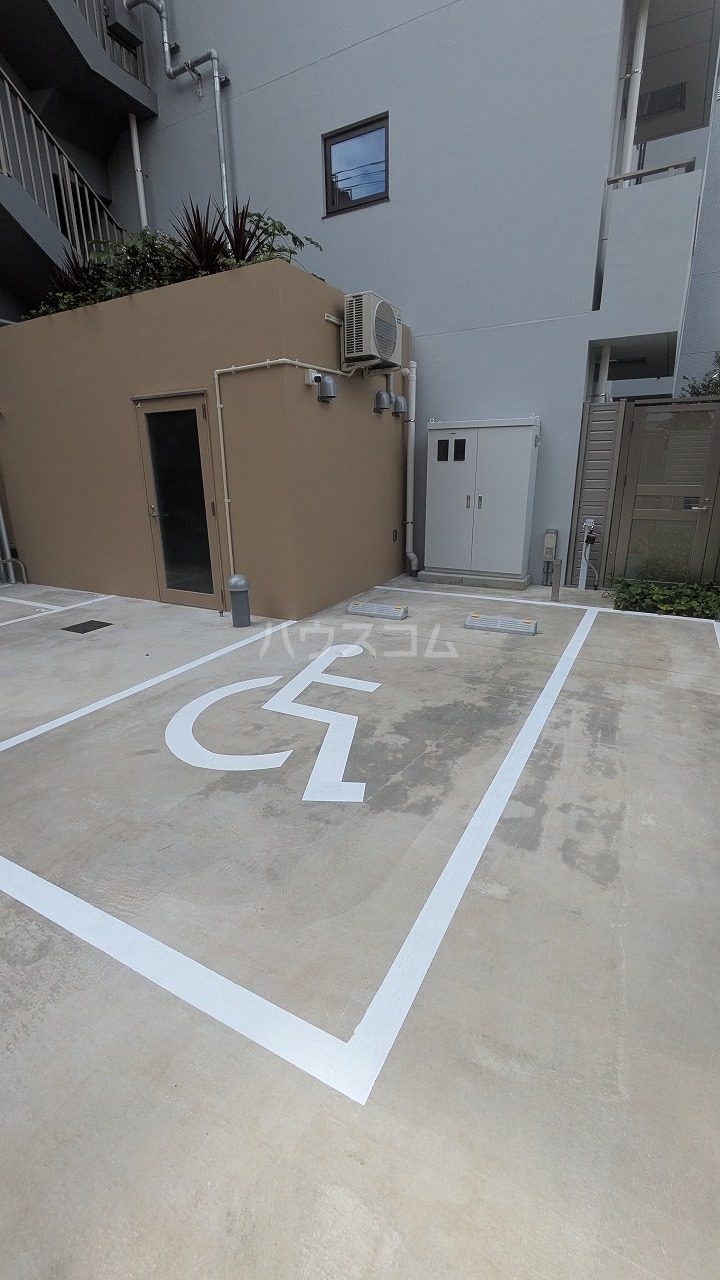 27/30 駐車場