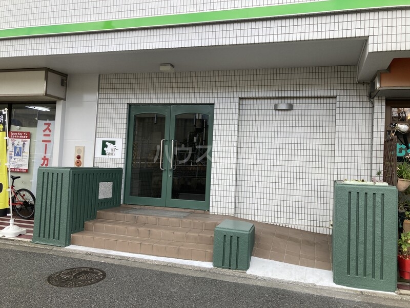 18/25 エントランス