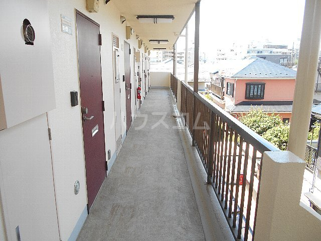 23/28 エントランス