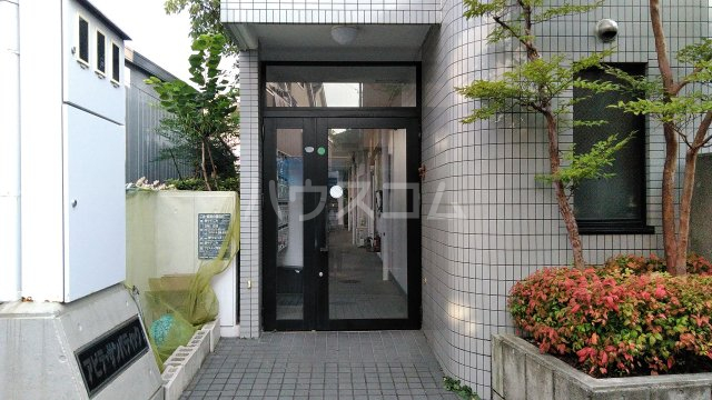 28/30 エントランス