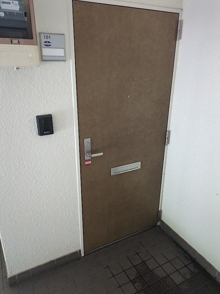 16/23 エントランス