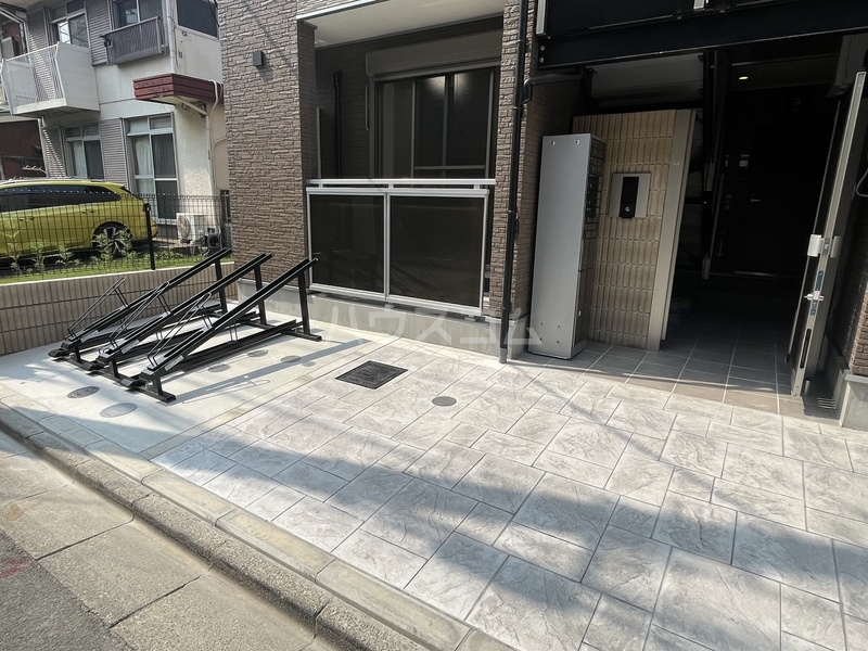 20/21 エントランス