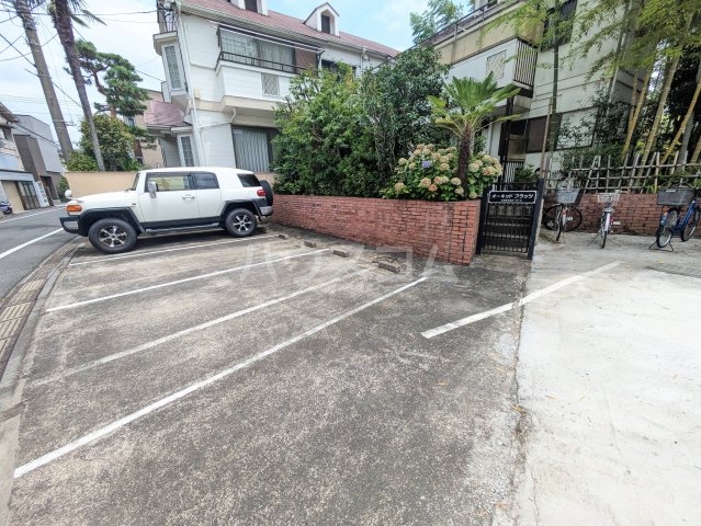 23/28 駐車場