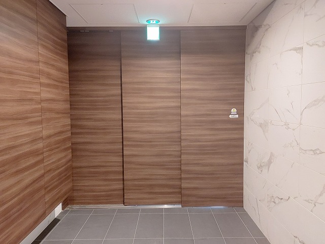 23/30 エントランス