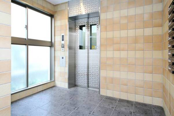 18/25 エントランス