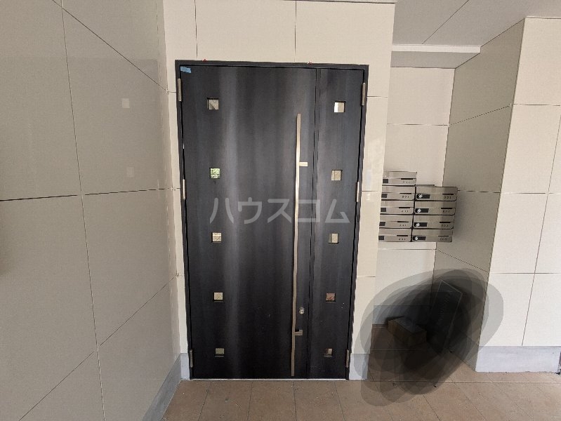 16/23 エントランス