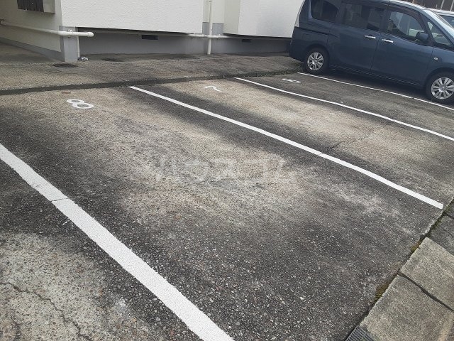 27/30 駐車場
