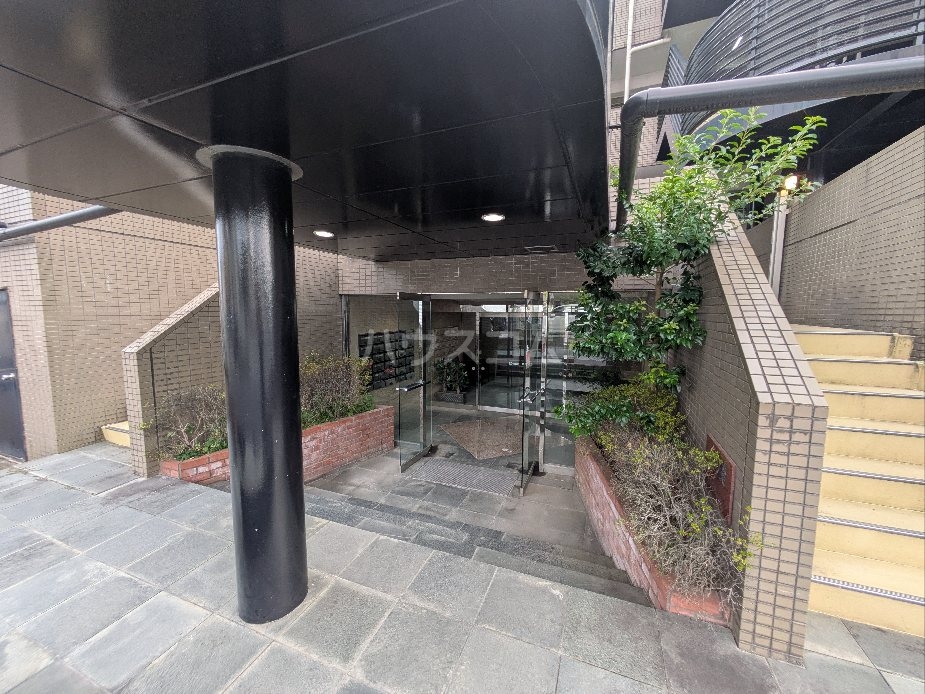 28/30 エントランス