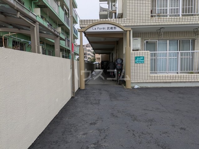 26/30 エントランス