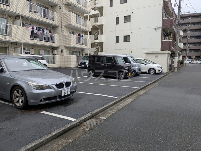 27/30 駐車場