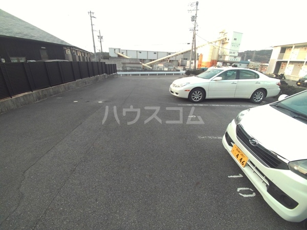 18/28 駐車場