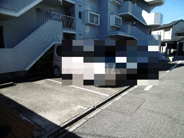27/30 駐車場