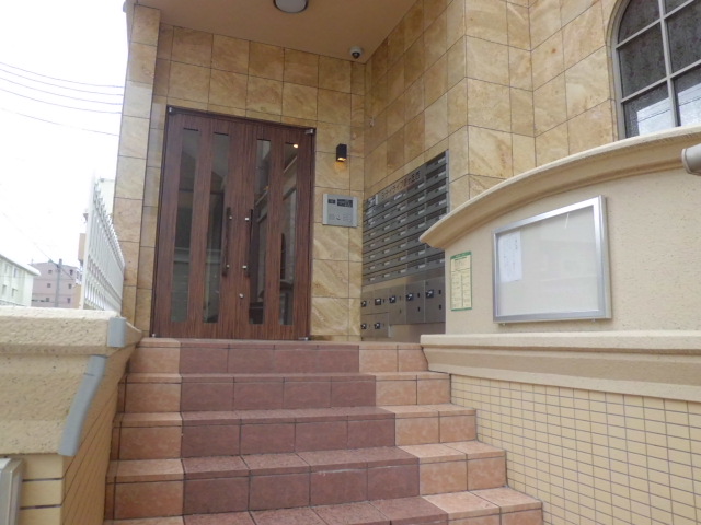 19/27 エントランス