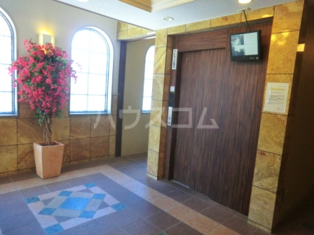 19/27 エントランス