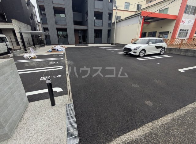 27/30 駐車場