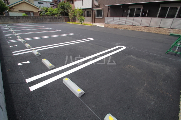 18/27 駐車場