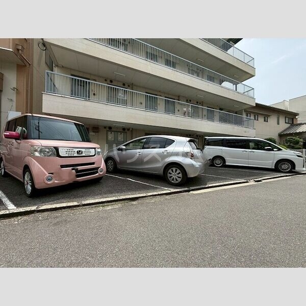 16/23 駐車場