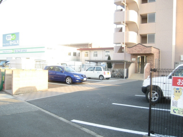 18/28 駐車場