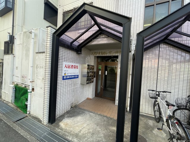 18/27 エントランス