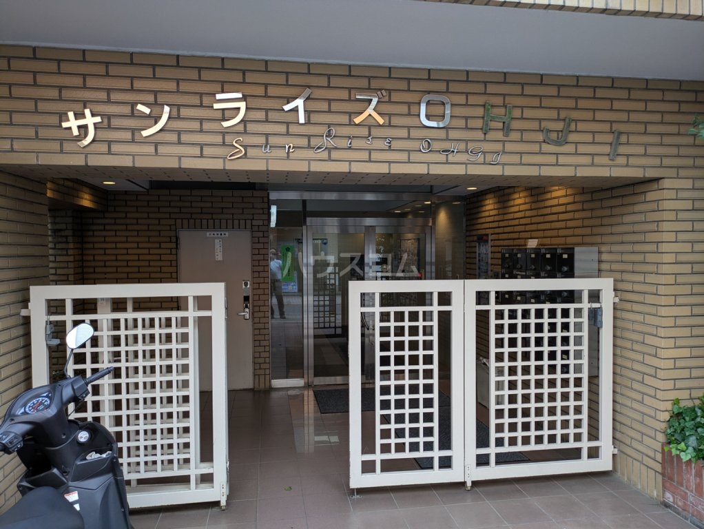 27/30 エントランス
