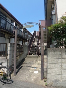 23/30 エントランス
