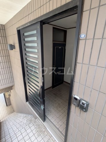 27/29 エントランス