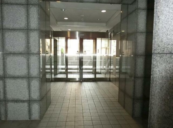 18/28 エントランス