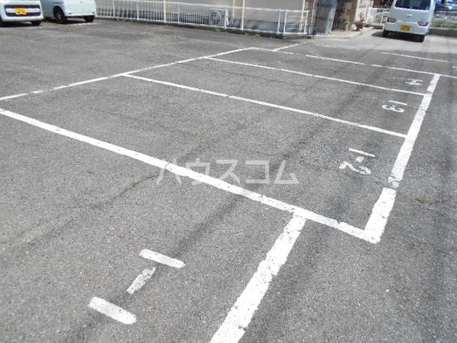 27/30 駐車場